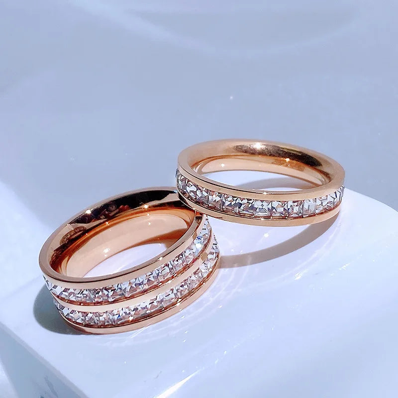 Eleganter Roségoldring mit funkelnden Diamanten